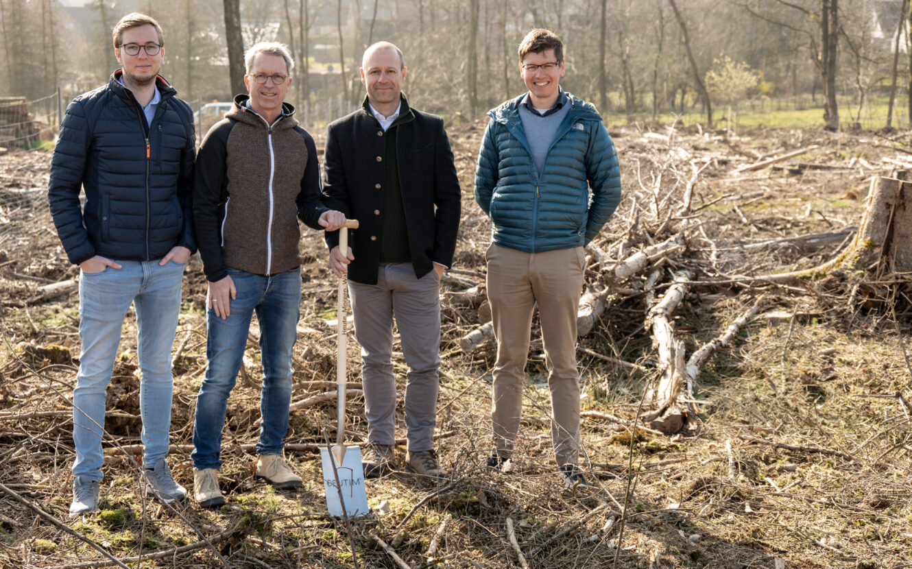 Gruppenfoto 4 Mitglieder der ALPLA Werke Lehner GmbH & Co KG mit einem DEUTIM-Spaten auf der aufzuforstenden Fläche