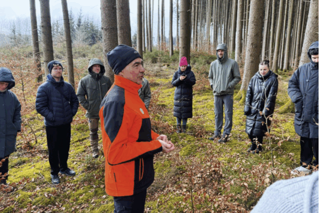 Hans Jürgen Hofbauer erklärt die Vitalisierung des Waldes